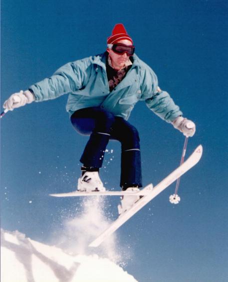 Raimund beim Ski-Sprung auf der Piste in Zermatt